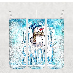 Könnte beinhalten: Drei transparente Becher mit Deckel und Strohhalmen. Die Becher sind mit einer Winterszene verziert, die einen Schneemann mit einem Leopardenmuster-Schal und den Worten "Let it Snow" zeigt. Der Hintergrund ist ein blaues und weißes Glitzerdesign.