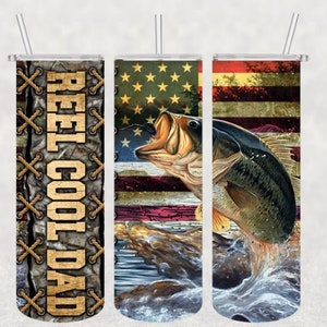 Op de afbeelding: Drie 20 oz tumbler-ontwerpen met een baars die uit het water springt. De eerste tumbler heeft een camouflage-achtergrond met de tekst "Reel Cool Dad". De tweede tumbler heeft een rood-wit-blauwe Amerikaanse vlag-achtergrond. De derde tumbler heeft een blauw-witte water-achtergrond met een baars die uit het water springt.