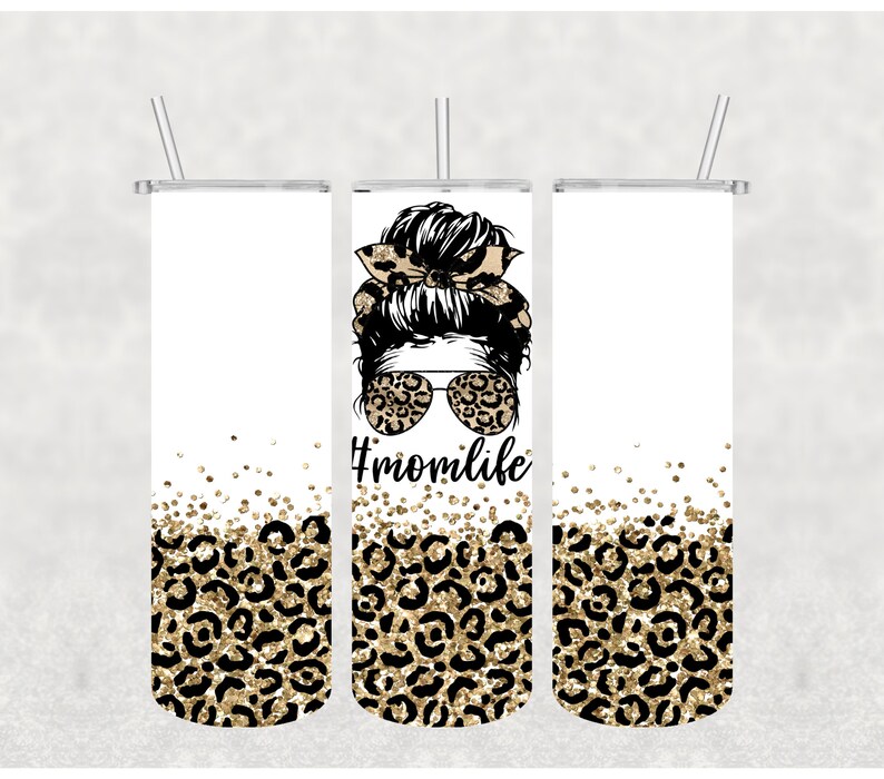 K&ouml;nnte beinhalten: Drei wei&szlig;e Edelstahlbecher mit Deckeln und Strohhalmen. Die Becher zeigen ein Design eines Frauengesichts mit Sonnenbrille und einer Schleife mit Leopardenmuster. Der Boden der Becher hat ein Leopardenmuster mit goldenem Glitzer.