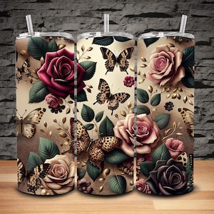 Könnte beinhalten: Drei isolierte Edelstahlbecher mit Blumen- und Schmetterlingsmustern. Die Becher zeigen Rosen in Rot-, Rosa- und Cremetönen, mit Schmetterlingen und grünen Blättern. Jeder Becher hat einen Strohhalm.