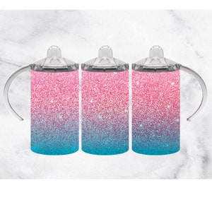 Könnte beinhalten: Drei rosa und blaue Ombre-Glitzerbecher mit klaren Deckeln und Griffen.