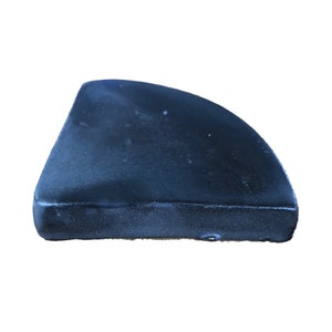 Op de afbeelding: Een donkerblauwe keramische tegel in de vorm van een kwartcirkel. De tegel heeft een licht getextureerd oppervlak.