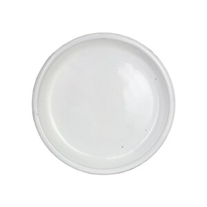Può includere: Un piatto circolare in ceramica bianca con una finitura liscia e lucida e un bordo leggermente rialzato. La superficie interna è semplice e uniforme, caratterizzata da un'estetica pulita con un bordo semplice e arrotondato.