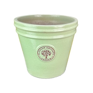 Puede incluir: Una taza de cerámica blanca con un asa negra y el texto "But First, Coffee" en un estilo manuscrito. La taza probablemente tiene entre 310 y 425 ml, perfecta para una bebida matutina.