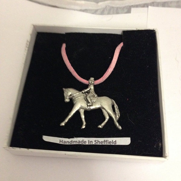 Dressuur E03 Paard & Ruiter Tin hanger op een roze of zwart koord Ketting Handgemaakte cadeau sieraden 41cm 18 inch