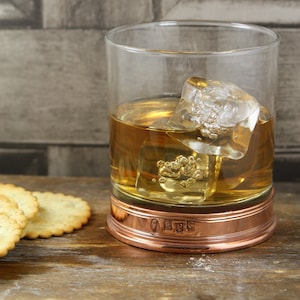 Gobelet cadeau en verre à whisky en cuivre et étain rose à personnaliser [RP01] par English Pewter Company
