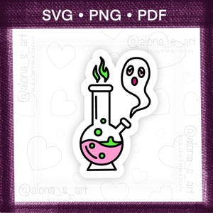 Puede incluir: Una ilustración digital de pegatina que muestra una pipa de agua de cristal con líquido rosa y burbujas verdes en su interior. Un pequeño fantasma blanco con expresión de sorpresa flota al lado, mientras sale humo verde por arriba. Texto: SVG • PNG • PDF.