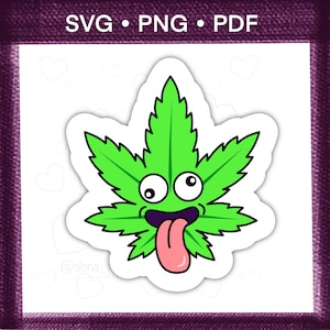 Puede incluir: Una pegatina de hoja de cannabis verde con una cara de dibujos animados, con ojos grandes y una lengua rosa que sobresale. La pegatina tiene un borde blanco y el texto "SVG • PNG • PDF" en la parte superior.