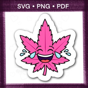 Puede incluir: Una pegatina de hoja de cannabis rosa con una cara sonriente y lágrimas. La pegatina tiene un borde blanco y el texto "SVG • PNG • PDF" en la parte superior. Fondo blanco con formas de corazón.