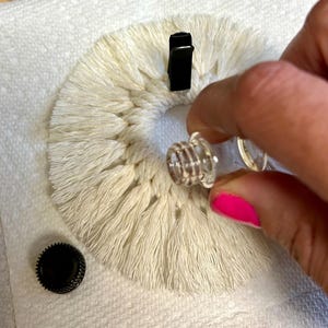 以下が含まれることがあります： クリーム、ライトグレー、ダークグレーの3色の、まだら模様のマット仕上げのセラミックマグのセット。各マグはシンプルでミニマルなデザインで、丸みを帯びたハンドルが付いています。コーヒーや紅茶に最適です。