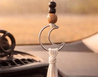 Difusor de carro em formato de lua crescente | Enfeite de lua para retrovisor | Decoração boho para carro | Aromatizador de carro com óleos essenciais | Acessório automotivo em macramê feito à mão
