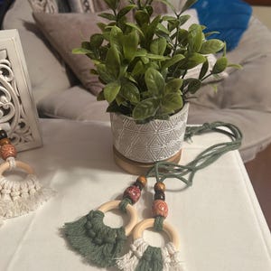 Pode incluir: Uma placa de madeira r&uacute;stica com o texto "Welcome to our home" em letras brancas. A placa apresenta um acabamento desgastado e um design simples e convidativo, ideal para a decora&ccedil;&atilde;o da entrada.