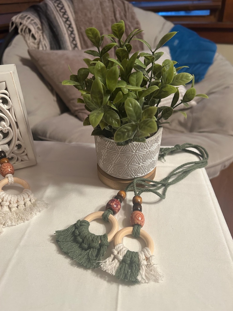 Pode incluir: Uma placa de madeira r&uacute;stica com o texto "Welcome to our home" em letras brancas. A placa apresenta um acabamento desgastado e um design simples e convidativo, ideal para a decora&ccedil;&atilde;o da entrada.