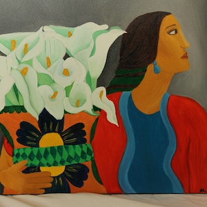 Könnte beinhalten: Eine Frau in einem roten und blauen Kleid hält eine Vase voller weißer Calla-Lilien. Die Vase ist mit einem grünen, gelben und schwarzen Blumenmuster verziert.