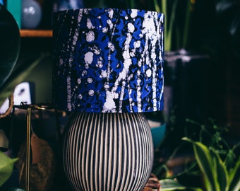 Pantalla colgante, ideas de decoración para el hogar, pantalla de tambor hecha a mano, techo o base de lámpara pantalla batik de tela hecha a mano - todos los tamaños - Rain Drops