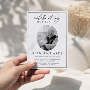 K&ouml;nnte beinhalten: Schwarz-wei&szlig;e Trauerkarte mit dem Text "Celebrating the Life of" und dem Namen "Sean Richards". Die Karte enth&auml;lt ein Schwarz-Wei&szlig;-Foto einer Person, die ein Kind h&auml;lt, sowie Angaben zur Trauerfeier.