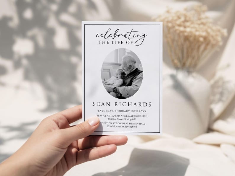 K&ouml;nnte beinhalten: Schwarz-wei&szlig;e Trauerkarte mit dem Text "Celebrating the Life of" und dem Namen "Sean Richards". Die Karte enth&auml;lt ein Schwarz-Wei&szlig;-Foto einer Person, die ein Kind h&auml;lt, sowie Angaben zur Trauerfeier.