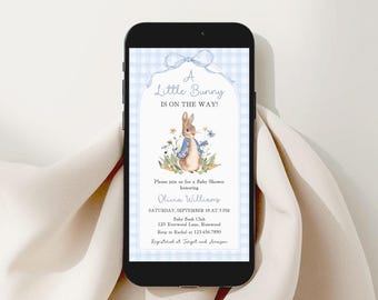 Invitación digital para baby shower de niño con diseño de Peter Rabbit, invitación para móvil con estampado de cuadros azules, editable en Canva.