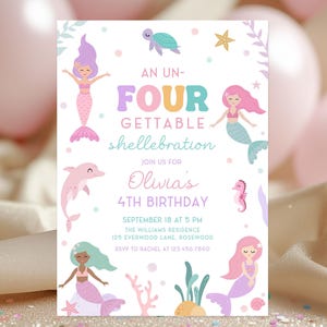 Puede incluir: Invitación de cumpleaños con temática de sirenas con el texto "An Un-Four-Getable Shellebration" y "4º Cumpleaños de Olivia". El diseño incluye ilustraciones de sirenas, un delfín, un caballito de mar y una tortuga.