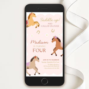 Może przedstawiać: Różowe i białe zaproszenie na urodziny z motywem konia z kreskówki. Zaproszenie zawiera napis "Saddle up! And Gallop on Over" oraz "Madison is turning Four".