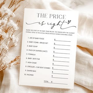 Puede incluir: Una tarjeta de juego para baby shower de color crema con el texto "THE PRICE is right" en una escritura elegante. La tarjeta enumera artículos para bebés como comida para bebés, pañales y un cochecito, con espacios para adivinar sus precios. Flores secas en el fondo.