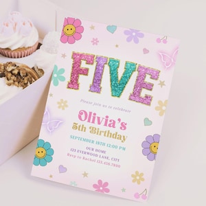 Puede incluir: Una invitación de cumpleaños con la palabra "FIVE" en letras brillantes. La invitación está decorada con flores, mariposas y corazones. El texto dice "Olivia's 5th Birthday" con fecha, hora y detalles de la dirección. Cupcakes en el fondo.