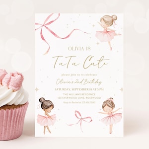 Puede incluir: Una magdalena rosa con glaseado blanco está al lado de una invitación de fiesta. La invitación dice "Olivia is Tutu Cute" con ilustraciones de bailarinas y el texto "Olivia's 2nd Birthday".