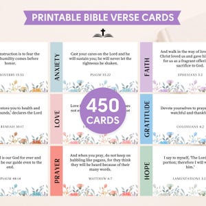 Puede incluir: Un conjunto de tarjetas de versículos bíblicos imprimibles con ilustraciones florales en la parte inferior de cada tarjeta. Las tarjetas están categorizadas por temas como Ansiedad, Amor, Oración, Fe, Gratitud y Esperanza, con un círculo morado central que dice 450 CARDS.