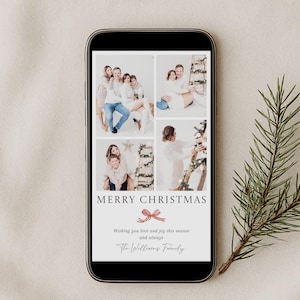 Puede incluir: Un teléfono inteligente muestra un diseño de tarjeta de Navidad. La tarjeta presenta cuatro fotos familiares, el texto "MERRY CHRISTMAS", un lazo rojo y un mensaje festivo. Una ramita de agujas de pino descansa sobre la superficie.