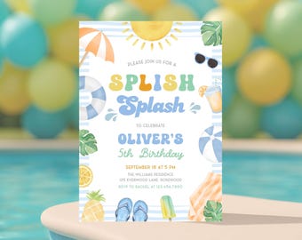 Puede incluir: Una colorida invitación con el texto "SPLISH Splash" para celebrar el 5º cumpleaños de Oliver. El diseño incluye un sol, una sombrilla, gafas de sol e ilustraciones con temática de playa. La invitación está sobre un fondo borroso de globos y una piscina.
