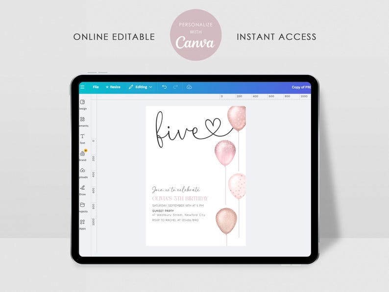 K&ouml;nnte beinhalten: Eine digitale Einladung auf einem Tablet-Bildschirm. Die Einladung zeigt das Wort "five" mit einem Herz und rosa Ballons. Der Text enth&auml;lt "Join us to celebrate" und Veranstaltungsdetails. Das Tablet befindet sich auf einer wei&szlig;en Oberfl&auml;che.