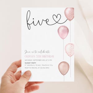 K&ouml;nnte beinhalten: Eine Geburtstagseinladung mit dem Wort "five" in Schreibschrift, einem Herz und rosa Luftballons. Der Einladungstext lautet "Join us to celebrate Olivia's 5th Birthday" mit Veranstaltungsdetails. Die Einladung wird in einer Hand gehalten.