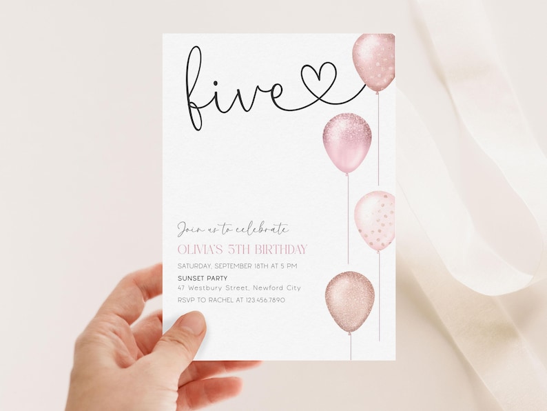 K&ouml;nnte beinhalten: Eine Geburtstagseinladung mit dem Wort "five" in Schreibschrift, einem Herz und rosa Luftballons. Der Einladungstext lautet "Join us to celebrate Olivia's 5th Birthday" mit Veranstaltungsdetails. Die Einladung wird in einer Hand gehalten.