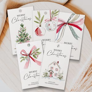 Könnte beinhalten: Eine Sammlung von Weihnachtskarten mit Aquarellillustrationen. Designs umfassen einen Weihnachtsbaum, Ornamente, Schleifen und ein Haus. Jedes Etikett trägt die Worte "Merry Christmas" in eleganter Schrift.