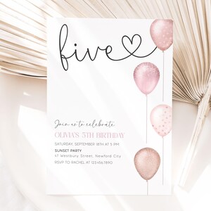 K&ouml;nnte beinhalten: Eine wei&szlig;e Einladungskarte mit dem Wort "five" in Schreibschrift, einem Herz und drei rosa Ballons. Der Einladungstext lautet "Feiern Sie mit uns OLIVIA'S 5. GEBURTSTAG" mit Veranstaltungsdetails. Das Design ist elegant und f&uuml;r eine Geburtstagsfeier geeignet.