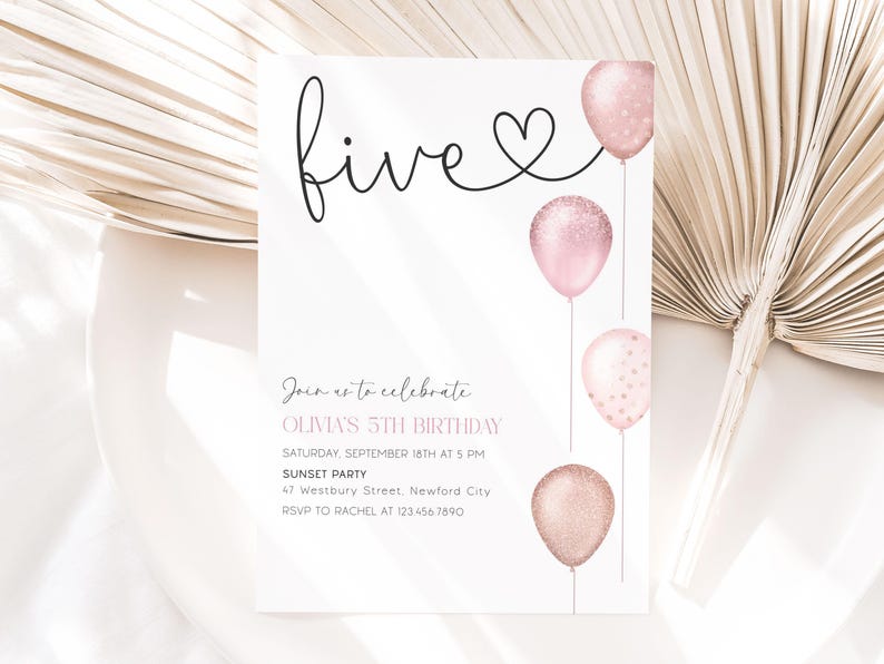 K&ouml;nnte beinhalten: Eine wei&szlig;e Einladungskarte mit dem Wort "five" in Schreibschrift, einem Herz und drei rosa Ballons. Der Einladungstext lautet "Feiern Sie mit uns OLIVIA'S 5. GEBURTSTAG" mit Veranstaltungsdetails. Das Design ist elegant und f&uuml;r eine Geburtstagsfeier geeignet.