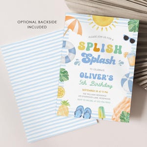 Puede incluir: Una invitaci&oacute;n con tem&aacute;tica de playa con el texto "Splish Splash" para el 5&ordm; cumplea&ntilde;os de Oliver. El dise&ntilde;o incluye un sol, una sombrilla, gafas de sol y otros elementos veraniegos. Se incluye el reverso opcional.