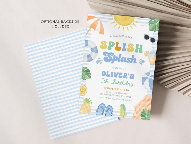 Puede incluir: Una invitaci&oacute;n con tem&aacute;tica de playa con el texto "Splish Splash" para el 5&ordm; cumplea&ntilde;os de Oliver. El dise&ntilde;o incluye un sol, una sombrilla, gafas de sol y otros elementos veraniegos. Se incluye el reverso opcional.
