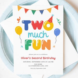 Op de afbeelding: Een kleurrijke verjaardagsuitnodiging met de tekst "TWO much FUN" in grote, speelse letters. De uitnodiging bevat details voor Oliver's tweede verjaardag, met ballonnen, een feesthoed en slingerversieringen. De uitnodiging staat op een witte achtergrond.
