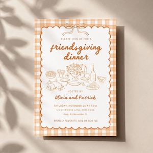 Puede incluir: Una tarjeta de invitación rectangular para una cena de Friendsgiving con un borde de cuadros vichy naranja claro. El centro presenta un marco blanco festoneado con un lazo, un dibujo lineal de una mesa puesta y el texto Olivia and Patrick.