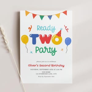 以下が含まれることがあります： 2歳の誕生日パーティー用の、カラフルなテキストとグラフィックが施された白い招待状。テキストは「Ready TWO Party」で、風船とパーティーハットが描かれています。誕生日詳細とRSVP情報も含まれています。