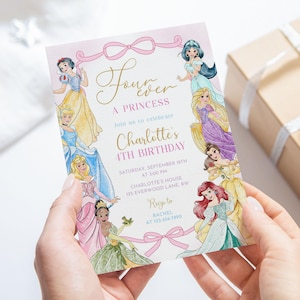 Pode incluir: Um convite de anivers&aacute;rio com tema de princesa com ilustra&ccedil;&otilde;es de v&aacute;rias princesas. O convite tem um esquema de cores rosa e dourado com o texto "Four ever a Princess" e detalhes para uma festa de 4 anos.