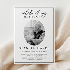 K&ouml;nnte beinhalten: Schwarz-wei&szlig;e Gedenkkarte mit einem Foto eines Mannes und eines Babys. Der Text lautet "Celebrating the Life of Sean Richards" mit Angaben zu Datum, Uhrzeit und Ort.