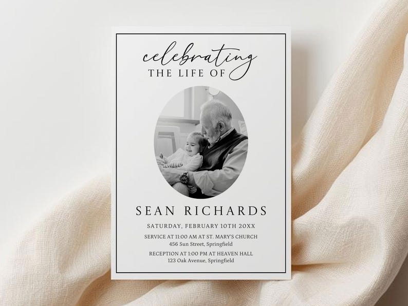 K&ouml;nnte beinhalten: Schwarz-wei&szlig;e Gedenkkarte mit einem Foto eines Mannes und eines Babys. Der Text lautet "Celebrating the Life of Sean Richards" mit Angaben zu Datum, Uhrzeit und Ort.