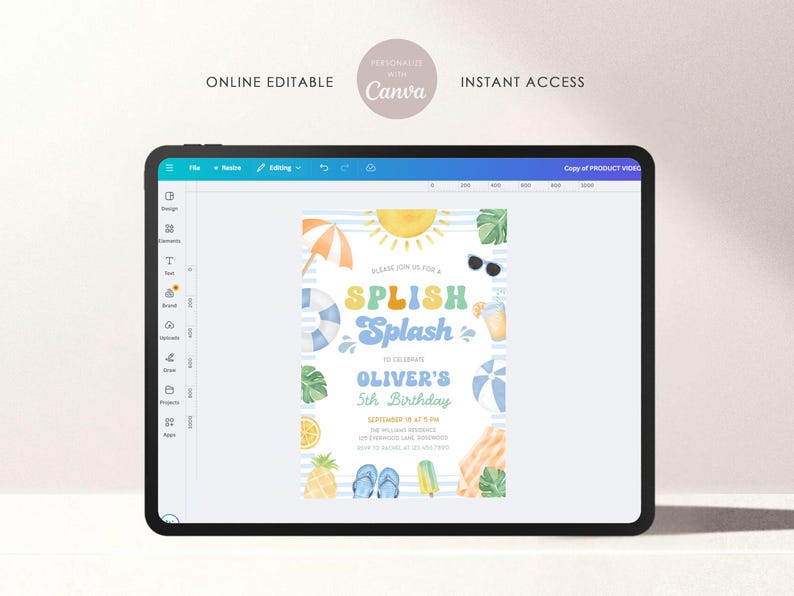 Puede incluir: Una tableta digital muestra una invitaci&oacute;n a una fiesta de cumplea&ntilde;os con tem&aacute;tica de verano. La invitaci&oacute;n presenta las palabras "SPLISH Splash" en texto colorido, junto con ilustraciones de un sol, gafas de sol y art&iacute;culos de playa. Tambi&eacute;n se ve el texto "ONLINE EDITABLE" y "INSTANT ACCESS".