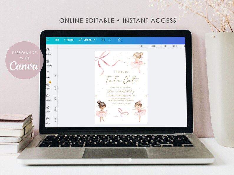 Puede incluir: Una computadora port&aacute;til muestra una invitaci&oacute;n rosa y dorada con el texto "Olivia is Tutu Cute" e ilustraciones de bailarinas. La pantalla tambi&eacute;n muestra "Online Editable" y "Instant Access". El logotipo de Canva es visible.
