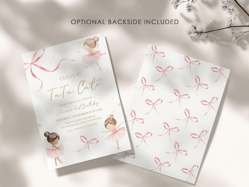 Puede incluir: Dos tarjetas de invitaci&oacute;n con tem&aacute;tica de ballet. La tarjeta frontal presenta una ilustraci&oacute;n de bailarina, el texto "Olivia is Tutu Cute" y detalles del evento. La tarjeta trasera tiene un patr&oacute;n de lazos rosas sobre fondo blanco.
