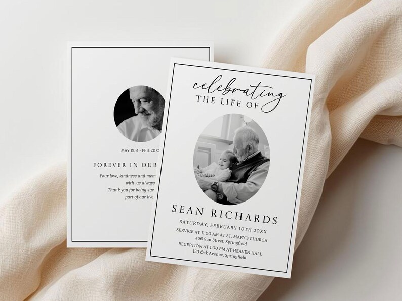 K&ouml;nnte beinhalten: Zwei wei&szlig;e Gedenkkarten mit schwarzem Text und einem Schwarz-Wei&szlig;-Foto. Auf einer Karte steht "Forever in Our" und auf der anderen "Celebrating the Life of" mit dem Namen "Sean Richards" und Veranstaltungsdetails. Die Karten liegen auf einem cremefarbenen Stoff.
