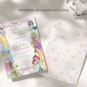 Pode incluir: Cart&atilde;o de convite com tema de princesa. A frente apresenta ilustra&ccedil;&otilde;es de v&aacute;rias princesas e o texto "Forever a Princess" com detalhes do evento. A parte de tr&aacute;s tem um padr&atilde;o de coroas e estrelas douradas em um fundo rosa.