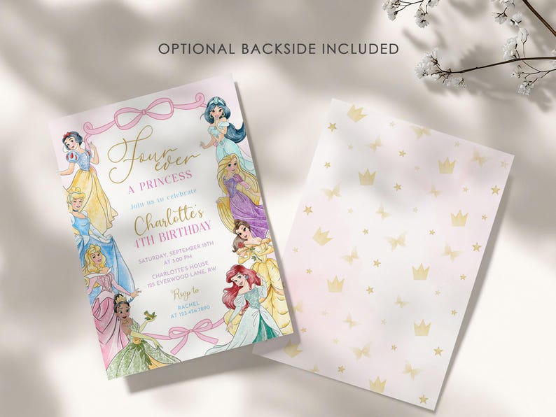 Pode incluir: Cart&atilde;o de convite com tema de princesa. A frente apresenta ilustra&ccedil;&otilde;es de v&aacute;rias princesas e o texto "Forever a Princess" com detalhes do evento. A parte de tr&aacute;s tem um padr&atilde;o de coroas e estrelas douradas em um fundo rosa.